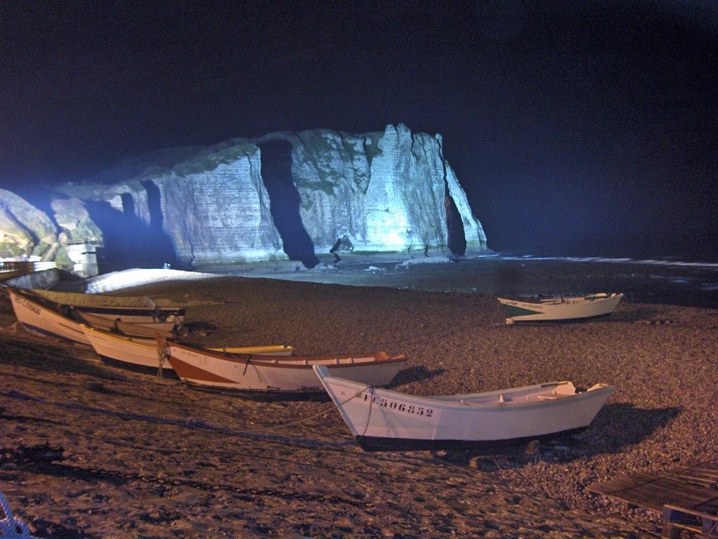 Cliffs-of-Étretat-at-Night
