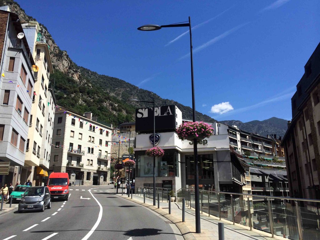 bending_streets_andorra_le_vella