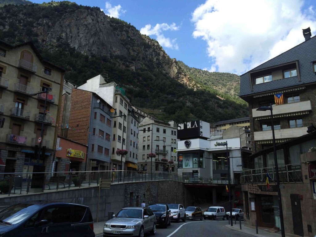 busy_streets_andorra_le_vella