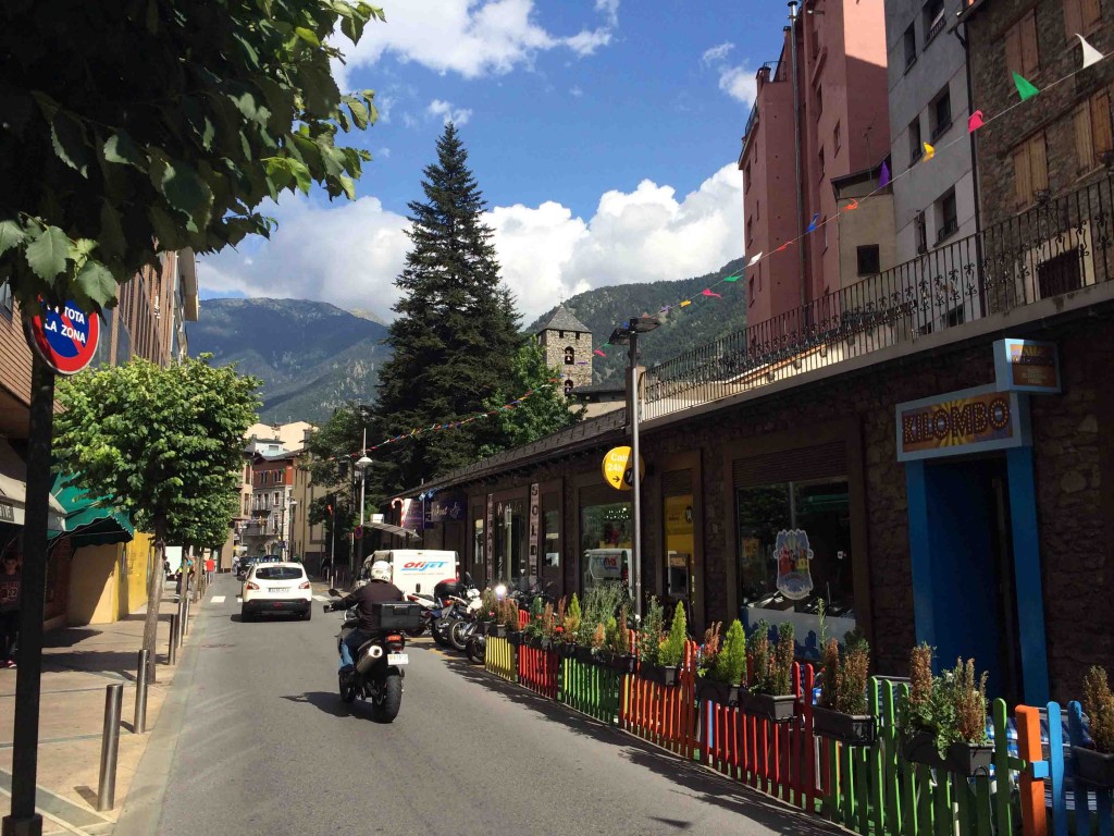 colorful_side_street_andorra_le_vella