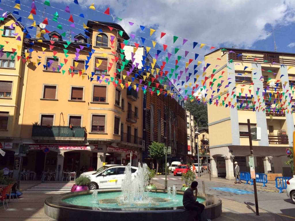 flags_by_fountain_andorra_le_vella